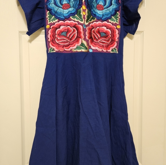 Embroidered dress - Picture 3 of 5